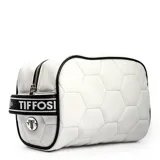 Necessaire Tiffosi con diseño acolchado que simula la textura de una pelota de fútbol. Presenta un color blanco con detalles en negro, cierre superior y una correa lateral con el logo de la marca.