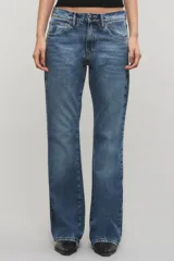 Jeans bootcut de tiro medio color azul, confeccionados en 100% algodón sin elasticidad, con sutiles roturas localizadas y diseño de pernera ensanchada desde la rodilla.