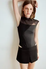Shorts mini de tiro bajo y diseño ajustado, con cierre lateral con cremallera oculta en costura.