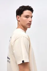 Remera de manga corta confeccionada en jersey de algodón pesado con textura suave. Presenta un calce relajado y cuenta con bordado de la marca en el pecho y en la espalda.