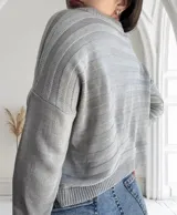 Sweater gris de tejido de punto con rayas horizontales en relieve.