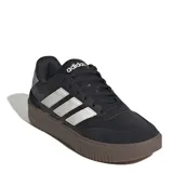 Championes urbanos Adidas modelo Courtblock Bold, color negro con las icónicas tres tiras en color gris claro. Presentan una suela de plataforma en tono marrón oscuro con textura acanalada y puntera reforzada.