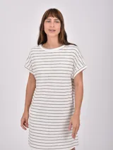 Vestido corto de manga corta, color blanco con rayas horizontales negras, cuello redondo y corte holgado.