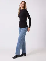 Remera blanca de modal, marca Elie Tahari, con cuello recto, manga larga y frunces en el lateral.