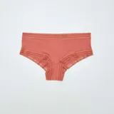 Pack de tres culottes de microfibra con cintura de encaje. Uno color ladrillo liso, uno negro con lunares blancos y uno negro con estampado abstracto blanco.