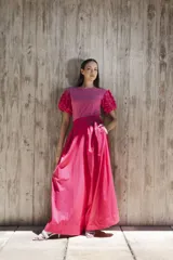 Pantalón fucsia de algodón, de corte palazzo, cintura elástica y bolsillos laterales.