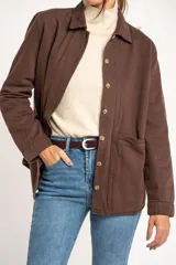 Sobrecamisa marrón de algodón con cuello camisero, cierre frontal con botones y bolsillos de parche en el pecho.