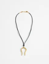 Collar con cordón negro ajustable y dije dorado en forma de herradura.