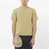 Remera Salomon Trackline de manga corta y cuello redondo, color verde, con diseño minimalista y logo sutil en el pecho.