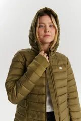 Campera tipo puffer con capucha, color verde oliva. Presenta diseño acolchado horizontal, cierre frontal completo y bolsillos laterales con cierre. Incluye logo pequeño en el pecho.