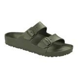Sandalia Birkenstock modelo Arizona, confeccionada en material EVA de una sola pieza, color verde oliva. Presenta dos correas ajustables con hebillas del mismo tono y plantilla anatómica.