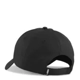 Gorra Puma de visera curva, color negro, con ojales bordados para ventilación y correa trasera ajustable con cierre de velcro que incluye una etiqueta con el logo de la marca.