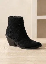 Bota corta de cuero vacuno en color azul oscuro, con diseño de caña media, punta almendrada y taco cuadrado de 7 cm. Presenta costuras decorativas laterales y suela de caucho antideslizante.