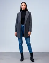 Blazer de tejido de algodón soft con cuello solapa, abertura central y bolsillos delanteros.