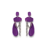 Aros colgantes con forma geométrica y cadenas plateadas.