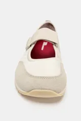 Bailarina deportiva tipo barefoot en color beige, con puntera amplia, cierre de velcro en el empeine, detalles en gamuza y suela flexible de goma.