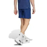 Short deportivo Adidas Gym+ color azul rey, con cintura elástica ancha que presenta el logo de Adidas repetido en negro. Posee un logo de Adidas más grande en la pierna derecha.