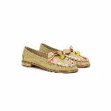 Mocasines de cuero color verde pistacho con taco bajo y punta redondeada. Presentan detalles artesanales de tiras entrelazadas en tonos pastel y un aplique colgante con cuenta translúcida en el empeine.