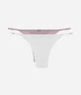 Kit de dos bombachas tipo hilo dental, una blanca y una lila, confeccionadas en algodón con un toque de elastano. Cuentan con laterales finos ajustables, terminaciones de encaje ondulado y un pequeño lazo decorativo en el centro.