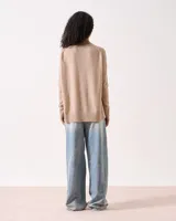 Sweater gris de cashmere con silueta relajada, cuello redondo abierto y sisa caída. Presenta detalles acanalados en el ruedo y los puños, y un sutil diseño vertical en el centro delantero.