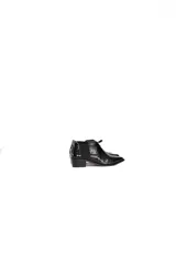 Botin de cuero negro con acabado charol y textura de reptil. Presenta cierre frontal con cremallera, paneles laterales elásticos y tacón bajo de bloque.