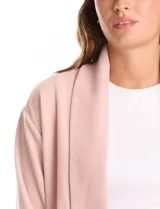 Cardigan abierto de textura suave, con mangas largas de hombros caídos y bolsillos laterales discretos.