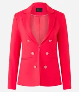 Blazer femenino de sastrería confeccionado en tejido Punto Roma, con cuello solapa, cierre frontal con ganchos y botones decorativos dorados con escudo grabado.