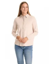 Sobrecamisa de mujer marca Sioni, con diseño combinado en tejido de punto y eco cuero. Presenta cuello camisero, cierre frontal con botones y mangas largas con puños tejidos.