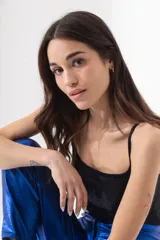 Top dorado de lurex con breteles finos.