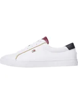Zapatillas Tommy Hilfiger blancas de corte bajo con detalles en rojo, dorado y azul marino.