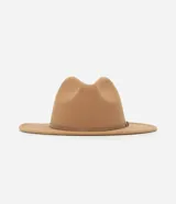Sombrero de fieltro negro, estilo cowboy, con ala ancha y una fina cinta de cuero sintético con hebilla metálica dorada alrededor de la copa.
