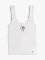 Musculosa Tommy Hilfiger blanca de algodón con logo estampado en el pecho.