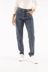 Jean de tiro alto con corte relajado y diseño de piernas curvas. Presenta costuras verticales a lo largo de las piernas, cierre con cremallera y botón, cinco bolsillos y pasadores para cinto.