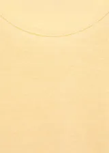 Camiseta de manga corta con cuello redondo, confeccionada en lino con un corte ajustado y diseño recto.