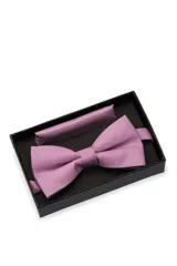 Moña con pañuelo color lila, presentada en caja negra.