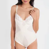Body modelador reductor color blanco, con aro y breteles regulables. Confeccionado en tela de faja de alta contención, con bandas frontales internas y broche en la entrepierna.