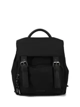 Mochila urbana negra de diseño compacto, confeccionada en material sintético con acabado mate. Presenta una solapa superior con correas decorativas y hebillas metálicas, cierre principal con cremallera, bolsillo frontal con cierre y tiradores con cordón. Incluye asa superior y correas ajustables para los hombros.