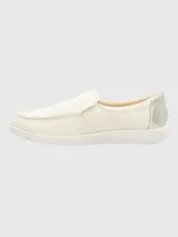Zapatilla tipo slip-on de diseño casual, confeccionada en textil color beige con suela de EVA flexible y liviana. Presenta un diseño cerrado con tecnología ZeroG para mayor comodidad.