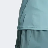 Remera deportiva Adidas Adizero Essentials color verde agua, de corte ajustado, cuello redondo y mangas cortas. Confeccionada en tejido ligero con tecnología AEROREADY y logo reflectivo.