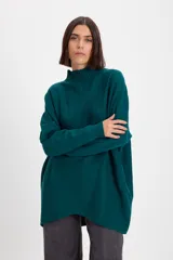 Sweater de punto color verde petróleo, con cuello alto acanalado, mangas largas con puños ajustados y diseño holgado con detalles de tejido en relieve tipo espiga.