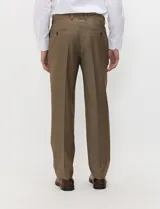 Pantalón de vestir azul marino de corte sastrero con pinza frontal, pase para cinturón, bolsillos laterales y bolsillos traseros de ojal.