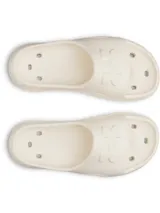 Sandalias de una sola pieza moldeadas en EVA, color blanco, con diseño ergonómico, orificios de drenaje y suela texturizada para mayor tracción.