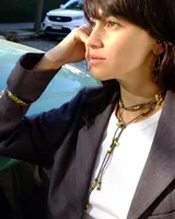 Aros colgantes con diseño orgánico inspirado en corales naturales, con acabado metálico brillante y cierre de perno con mariposa.