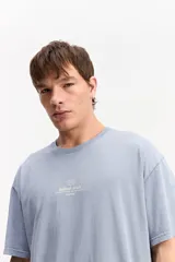 Remera oversize de algodón color celeste, con cuello redondo, manga corta y estampa sutil en el frente.