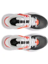 Championes de básquet Under Armour modelo Lockdown 7, con diseño tricolor en blanco, negro y naranja. Presentan una parte superior de malla transpirable con refuerzos de cuero sintético, entresuela de EVA para mayor amortiguación y suela de caucho con patrón de tracción en espiga.