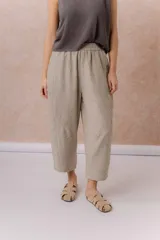 Pantalón de lino liviano color gris, con calce amplio, relajado, pierna ancha y caída fluida. Cuenta con cintura elástica y bolsillos laterales.