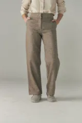 Pantalón de vestir marrón con textura tweed, de tiro alto y pierna recta.