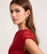Blusa de viscosa color marrón oscuro, de corte ajustado, con cuello redondo, sin mangas y diseño con pliegues en los hombros.