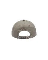 Gorra de seis paneles con visera precurvada, confeccionada en algodón con acabado pigmentado color oliva. Presenta el logo de la marca bordado en el frente y cierre trasero ajustable con correa.