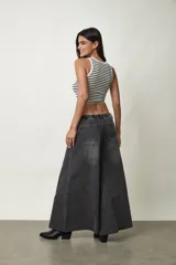 Jean de corte ancho y silueta oversize, color gris oscuro con efecto acid wash. Presenta pretina elástica y ruedo desmechado.